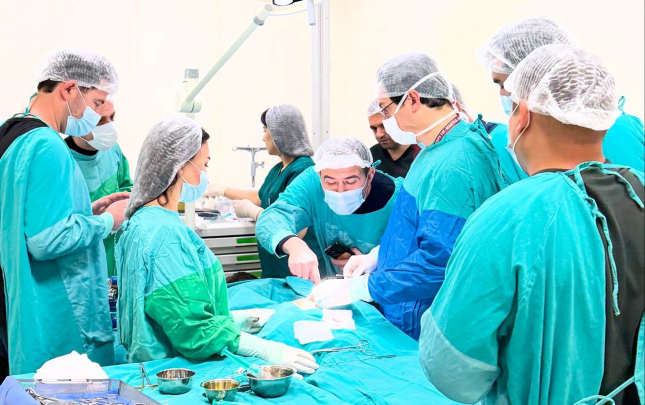 ozbek-hekimler-bakida-telimde