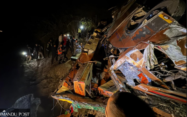 nepalda-avtobus-caya-dusdu-18-olu