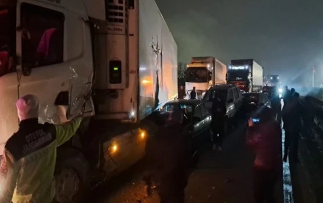 turkiyede-16-neqliyyat-vasitesi-toqqusdu