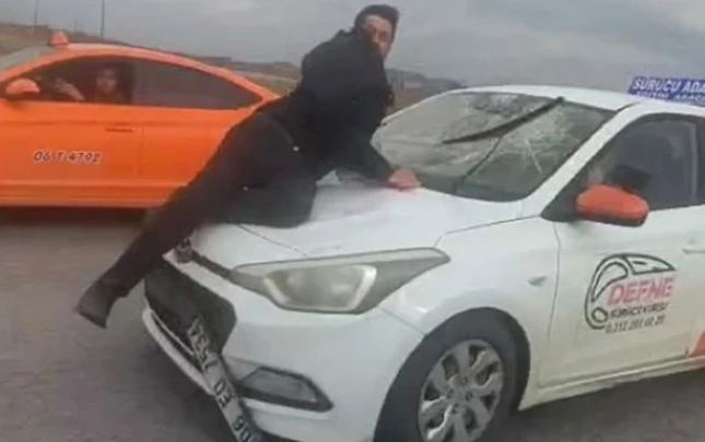 dava-etdiyi-kisini-masininin-kapotu-uzerinde-20-km-surukledi