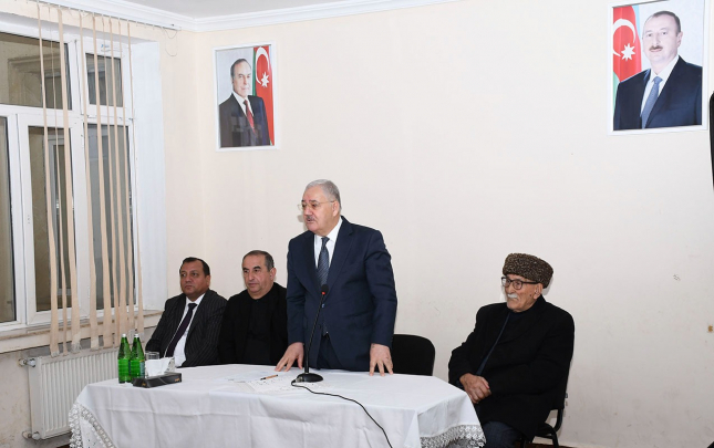 vaqif-hesenov-cemenli-sakinleri-ile-gorusdu