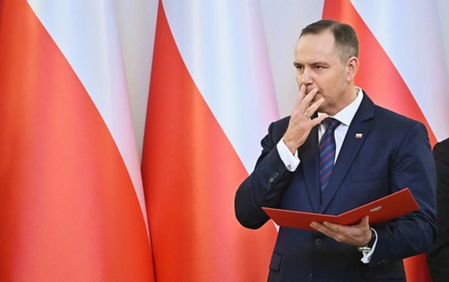 polsa-prezidentinin-ofisinden-pul-ogurlandi