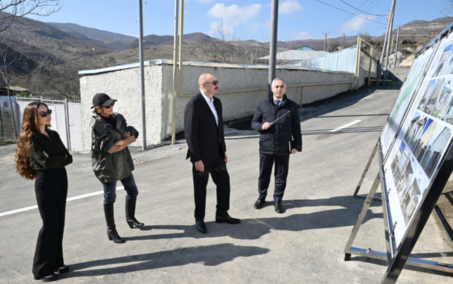 ilham-eliyev-ailesi-ile-xocaliya-getdi