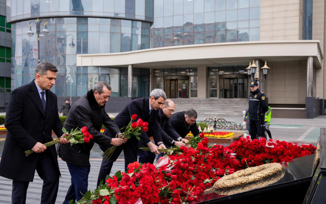 ady-rehberliyi-ana-harayi-abidesini-ziyaret-etdi