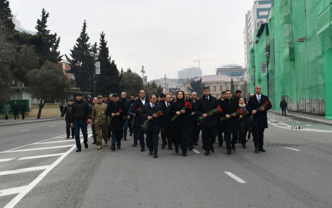 yasamal-ictimaiyyeti-xocali-soyqirimi-abidesini-ziyaret-etdi