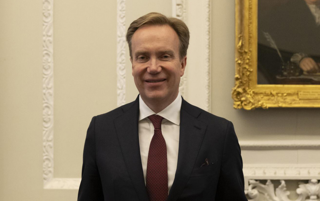 davos-forumunun-prezidenti-istefa-verdi