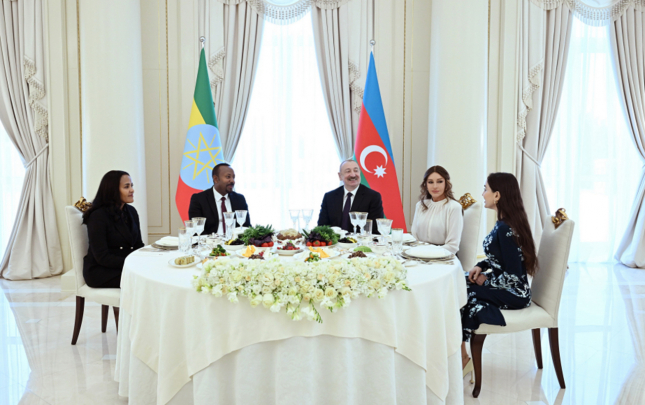 prezidentle-xaniminin-adindan-resmi-nahar-verildi