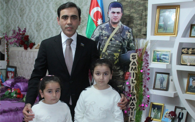 anar-memmedov-sehid-samil-ismayillinin-ailesini-ziyaret-etdi