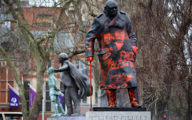 corcillin-heykeli-tehqir-edildi