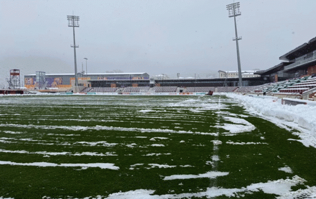 qebelenin-stadionu-qar-altinda-qaldi