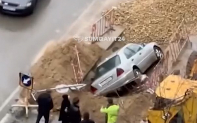 sumqayitda-masin-qazinti-sahesine-dusdu