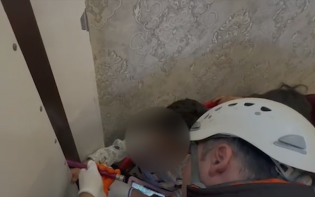 3-yasli-usagin-barmaqlari-demir-qapi-arasinda-qaldi