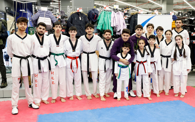 paralimpiyacilarimiz-decathlonda-ustad-dersi-kecib