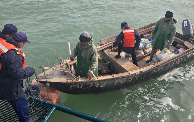 dsx-nin-gemisi-ile-2-baliqcini-xilas-etdiler