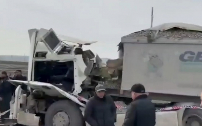 baki-quba-yolunda-2-yuk-masini-toqqusdu-surucu-yaralandi