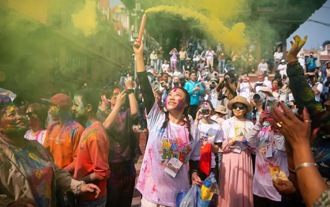 seri-tonqalda-yandirib-dunyani-renge-boyadilar