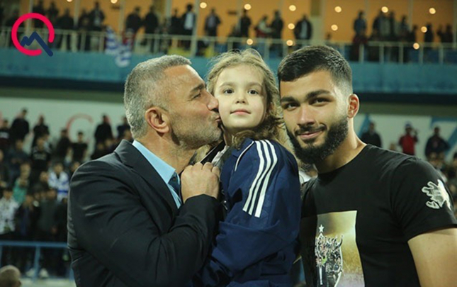 qizimin-stadionda-olmasi-qardasina-daha-cox-destekdir