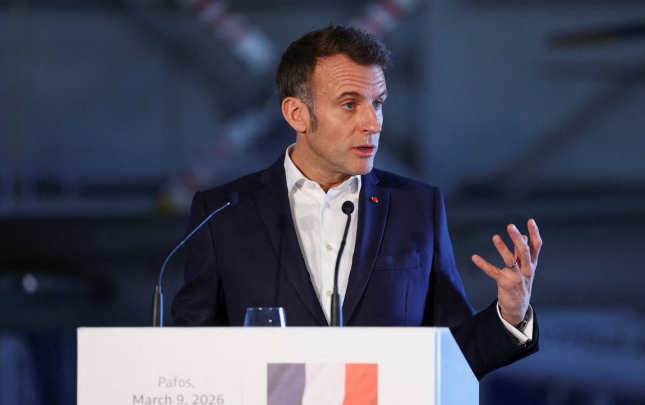 makron-sarl-de-qoll-aviadasiyicisinda