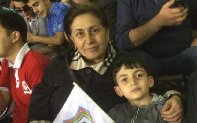 hazirladigi-piramidani-paketde-getirib-yarisa-getdi