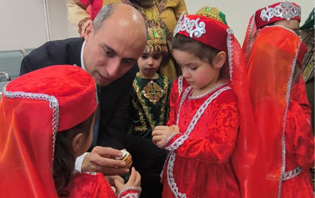 emin-emrullayev-usaqlarla-yumurta-doyusdurdu