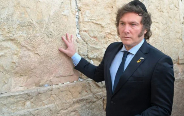 aglama-divarinda-goz-yaslarini-saxlaya-bilmedi