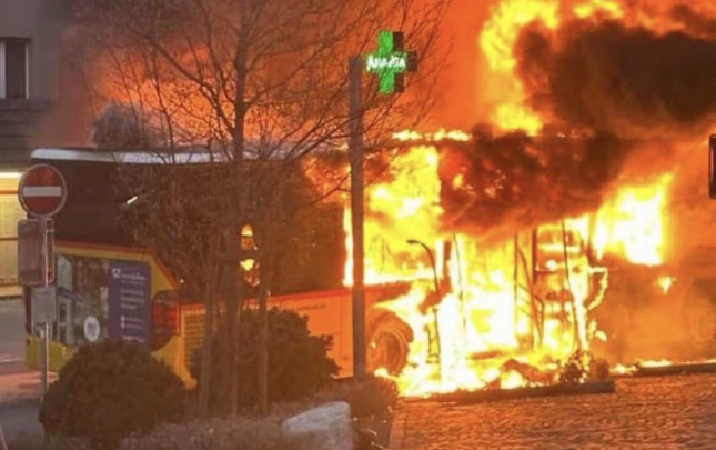 isvecrede-avtobusda-yangin-6-olu