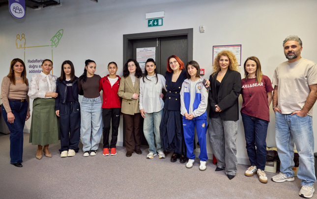 qizlara-ag-yarasir-layihesinin-istirakcilari-azercellin-qonagi-oldular