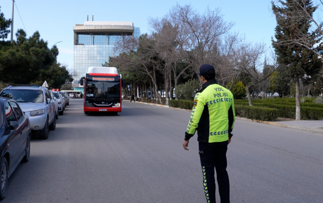 sumqayitda-yol-polisi-avtobus-suruculeri-ile-profilaktik-tedbir-kecirdi