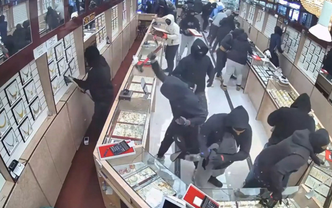 bir-deqiqede-17-milyonluq-zinet-esyalari-ogurladilar