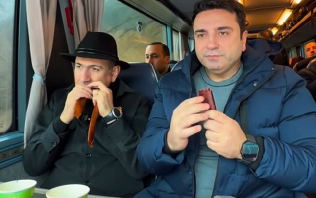 indi-de-avtobusda-tursu-yedi