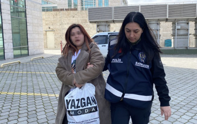 samsunda-qadin-kohne-sevgilisinin-yeni-tanisini-uzunden-bicaqladi