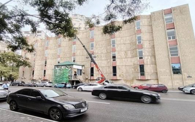 aylar-once-xeberdarliq-olunsa-da-tarixi-abidede-temir-islerini-yene-apariblar