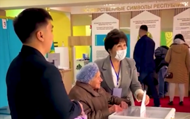 102-yasli-qadin-secki-menteqesine-getdi