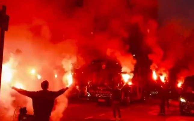 qalatasaray-azarkesleri-liverpul-kucelerinde-atesfesanliq-etdi