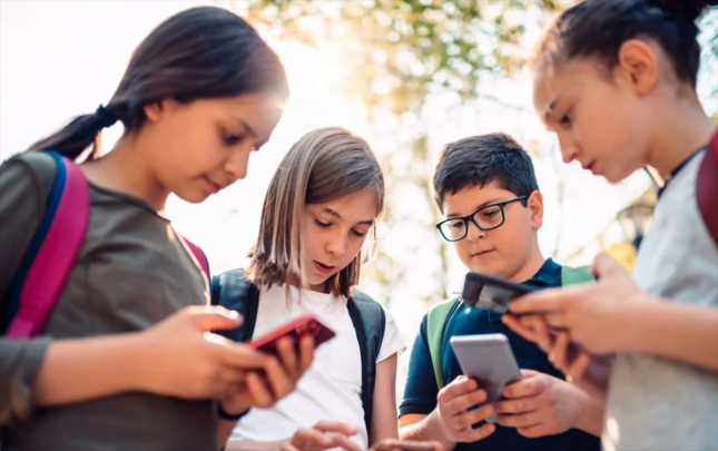 bu-olke-mekteblerde-telefondan-istifadeni-qadagan-etdi