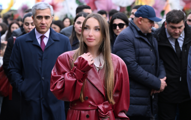 alena-eliyeva-novruz-yarmarkasinda