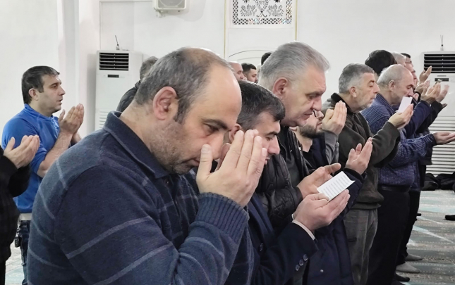 gence-mescidlerinde-bayram-namazi-qilindi