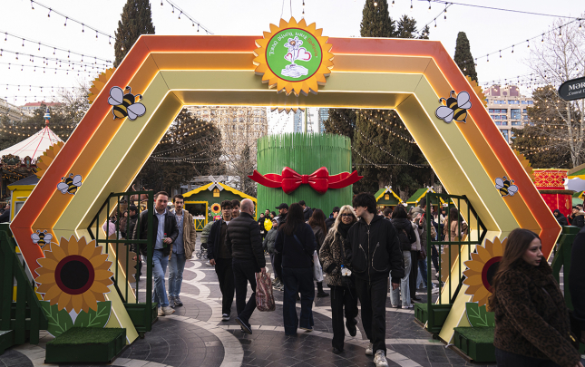 nargis-fondunun-teskilatciligi-ile-torpaq-elimde-bahar-ureyimde-xeyriyye-yarmarkasi-kecirilir