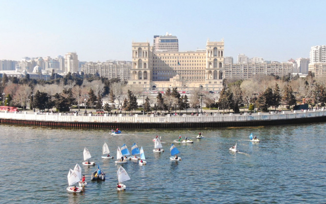 paytaxtda-xezerin-sulari-avarcekme-ve-yelkenli-qayiqlarla-bezendi