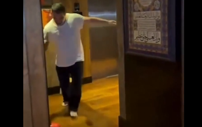 arda-turan-dehlizde-futbol-oynadi