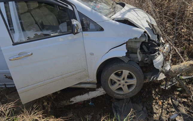 mikroavtobusla-masin-toqqusdu-yaralananlar-var