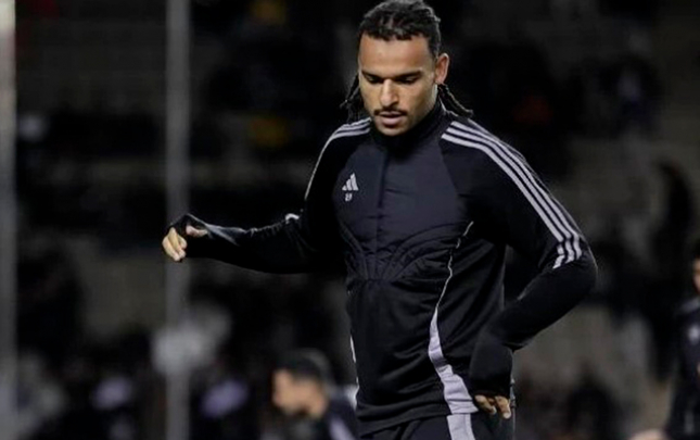 qardasi-qarabagin-futbolcusunu-yanina-aparir