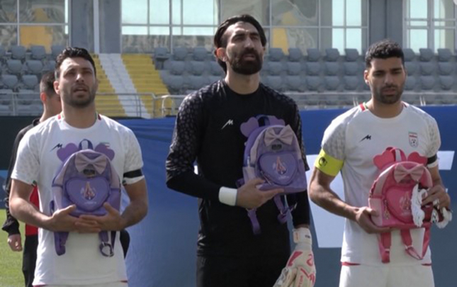 iranli-futbolcular-meydana-mekteb-cantalari-ile-cixdilar
