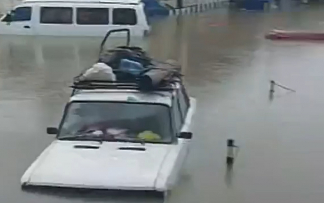 sabuncuda-masinlar-su-altinda-qalib