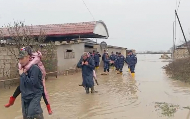 xacmazda-yasayis-evlerini-su-basdi