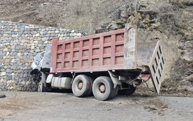 kelbecerde-yuk-masini-asdi