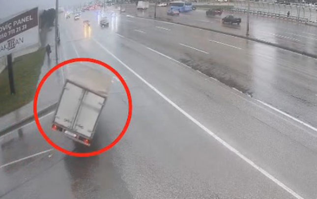 yagisli-havada-bakida-yuk-masini-bele-asib