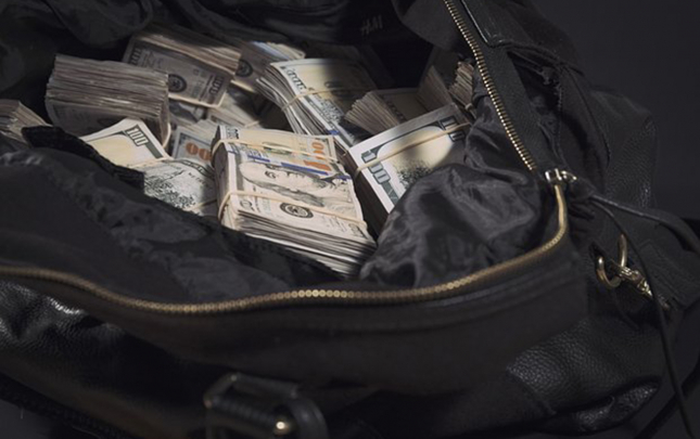 7-yasli-qiz-anasina-esebilesib-88-min-dollari-pencereden-atdi