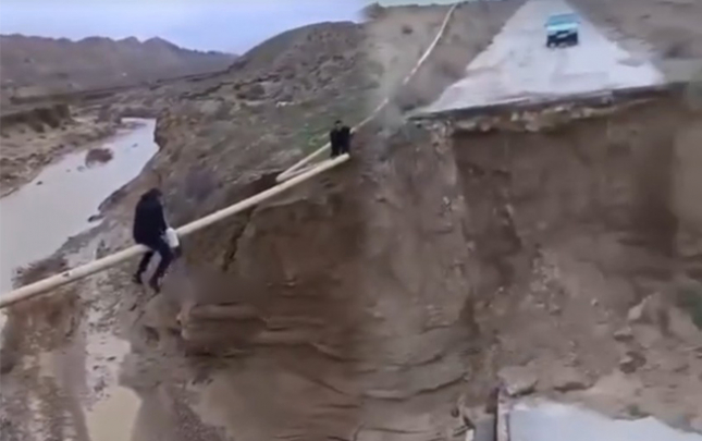 qaradagda-yolu-sel-apardi