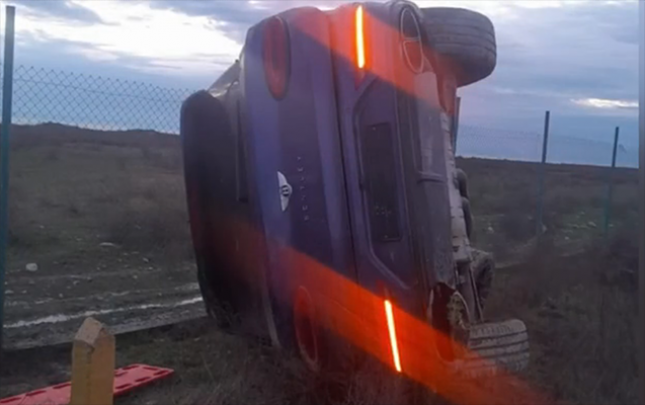 odenisli-yolda-bentley-ile-qeza-toretdi-kemer-heyatini-xilas-etdi